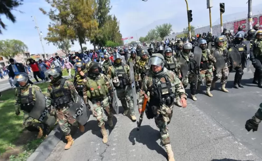 Gobierno de Perú declara estado de emergencia en medio de una crisis política