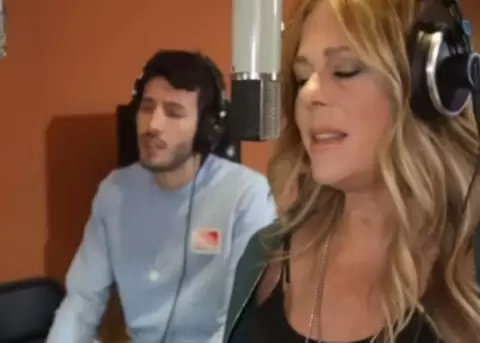 Sebastin Yatra canta con esposa de Tom Hanks, Rita Wilson, para su nueva pelcula