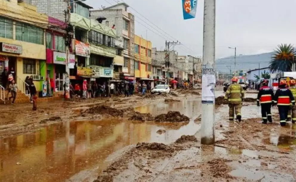 Deslizamiento en Guayllabamba deja casas inundadas y vehculos atrapados