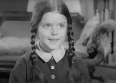 Lisa Loring, la primera Merlina de "Los locos Addams" que populariz� famoso baile, muri� a los 64 a�os