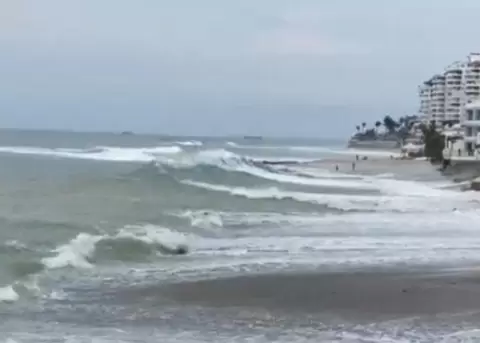 Nivel de amenaza 'medio' por oleaje en 40 playas ecuatorianas