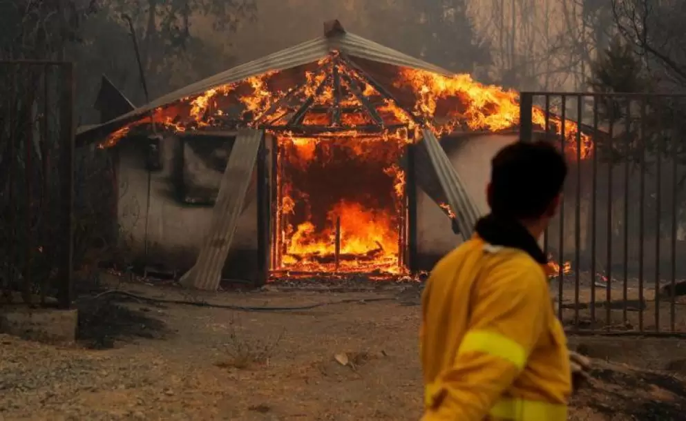 Los voraces incendios forestales en Chile dejan al menos 13 muertos y ...