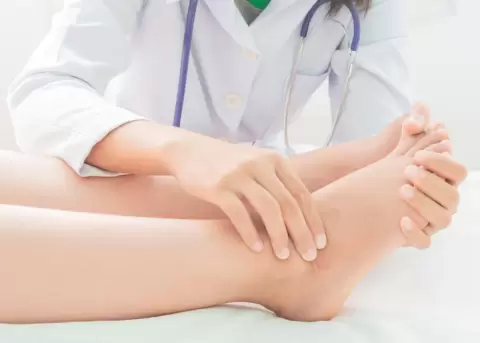 Edema de miembros inferiores, Por qu se nos hinchan los pies?