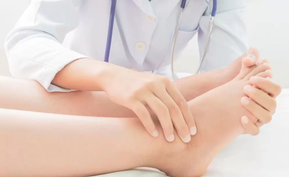 Edema de miembros inferiores, Por qu se nos hinchan los pies?
