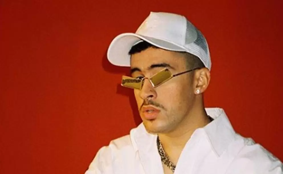 Bad Bunny canta temas de Ariana Grande y Harry Styles con James Corden; as son