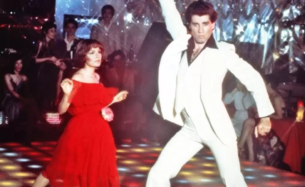 Icónico traje de John Travolta en la película "Saturday Night Fever" será subastado