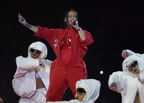 Rihanna amar el azul; ser Pitufina en pelcula Los Pitufos