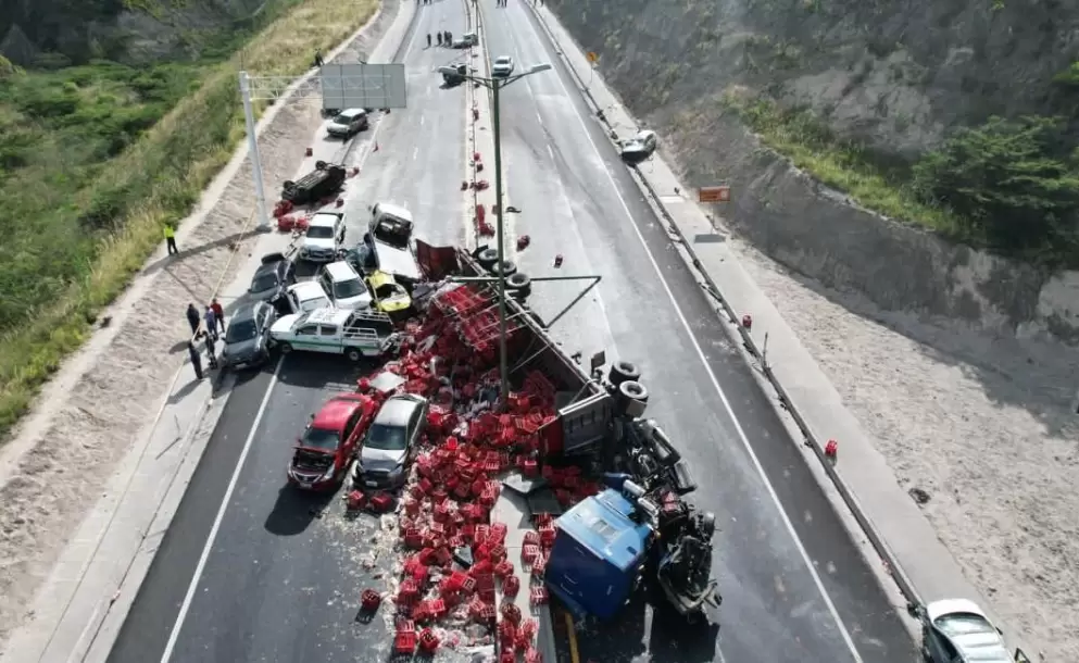 Imprudencia de los curiosos complicó la llegada de los servicios de rescate al accidente en Guayllabamba, revela socorrista