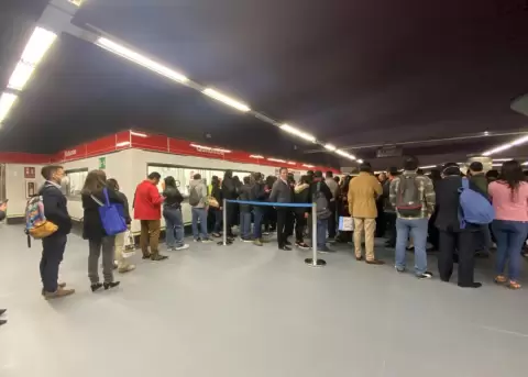 Caos en el primer da de operacin comercial del Metro de Quito