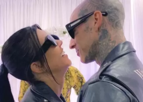 Kourtney Kardashian y Travis Barker revelan el sexo de su beb