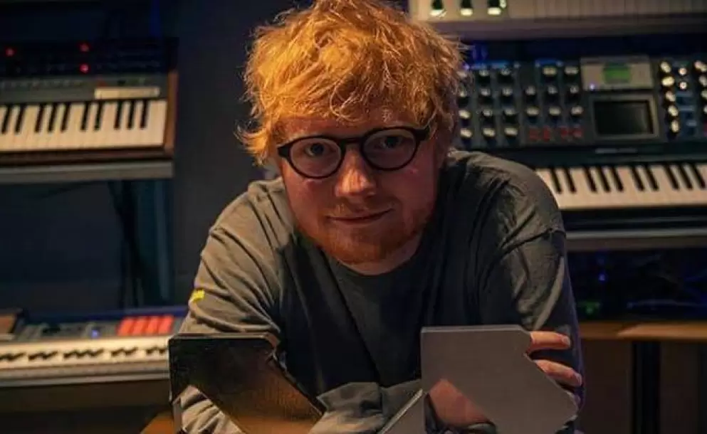 Ed Sheeran incursiona como vendedor en tienda de Lego; sorprende a mams y nios