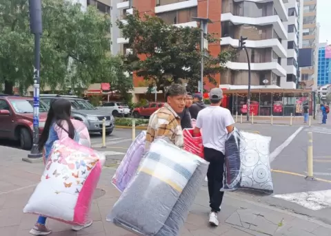 Denuncias ciudadanas por la falta de control al comercio informal en Quito