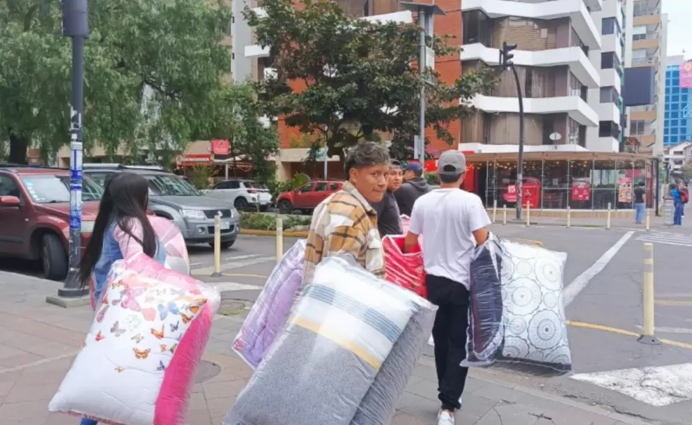 Denuncias ciudadanas por la falta de control al comercio informal en Quito