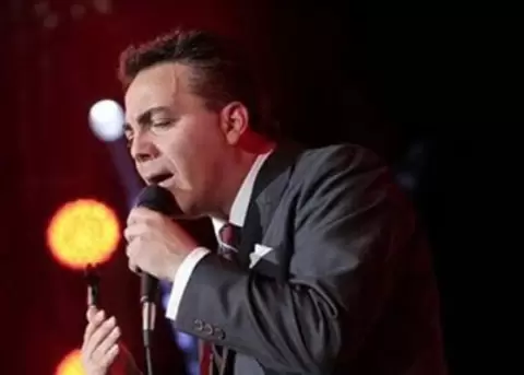 Tiene novia? Cristian Castro fue captado besando a mujer en aeropuerto; esto respondi