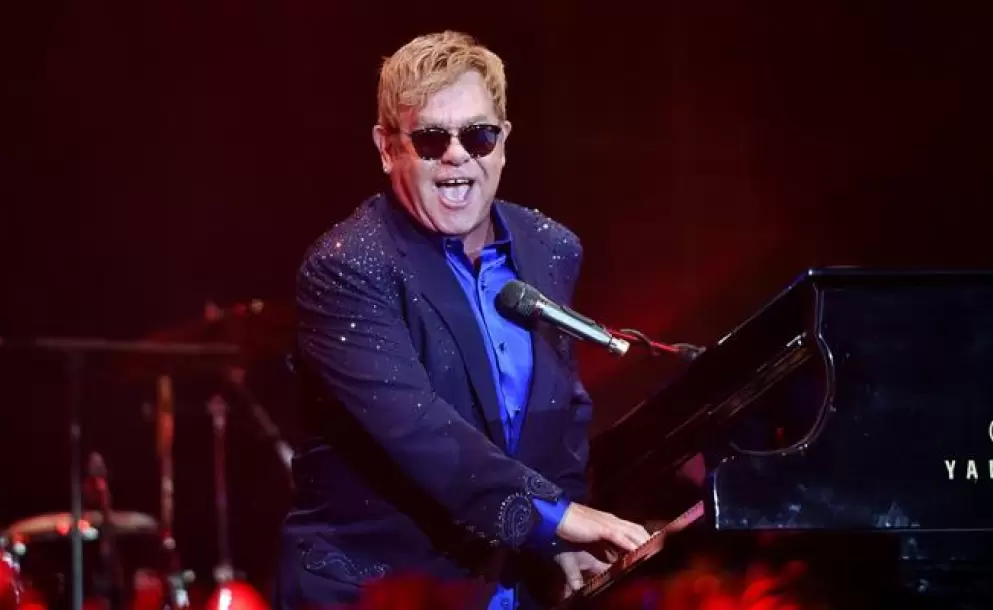 Atención coleccionistas: Elton John subasta desde unas botas hasta un piano