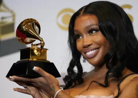 SZA fluye entre beats; llega a los premios Grammy con nueve nominaciones