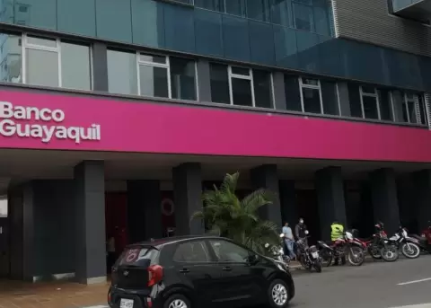 Exteriores de la sede del Banco Guayaquil.