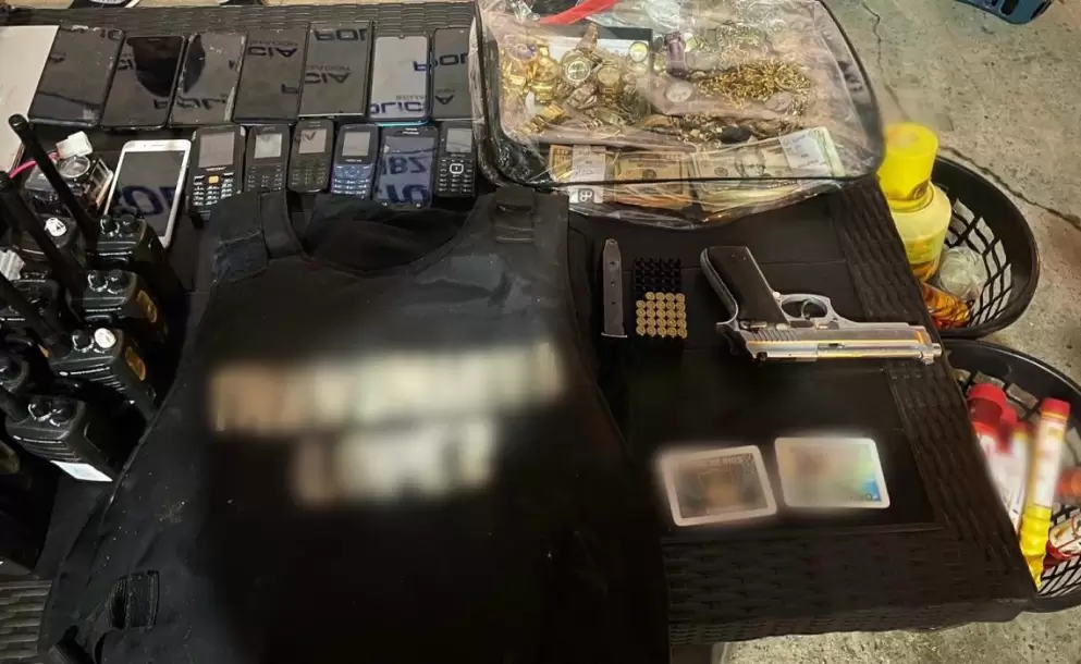 Armas, cámaras y bengalas decomisadas durante operativos en El Oro