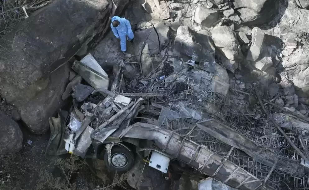 Autobs que transportaba a peregrinos de Pascua se cae de un puente y deja 45 personas muertas en Sudfrica