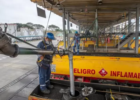 Los mayores beneficiados con el subsidio a los combustibles son los importadores, denuncia experto energtico