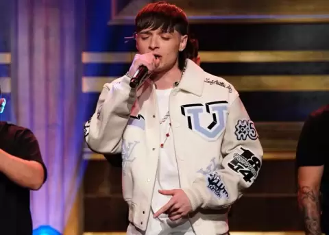 Se ve bien? Peso Pluma estrena NUEVO LOOK en el video musical que grab en la CDMX