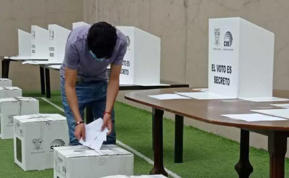Los asambleístas que no respeten la voluntad popular de la consulta podrían ser destituidos, según asesora presidencial