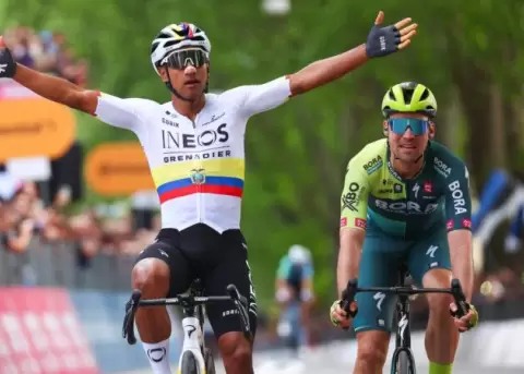 Jhonatan Narv�ez se impone a Tadej Pogacar y es el primer l�der del Giro de Italia 2024