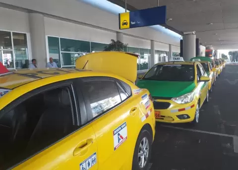 Taxistas insisten en el Reglamento a la Ley de Transporte Terrestre para regular a las plataformas digitales