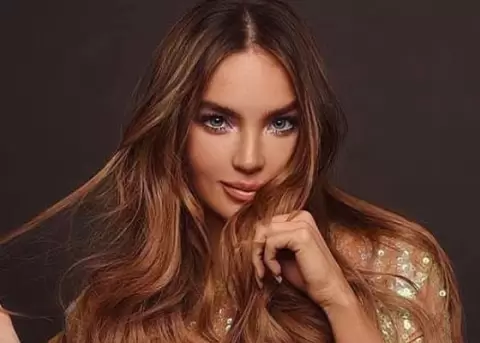 Belinda se tropieza y cae en la Semana de la Moda de Pars y Anitta la ayuda a levantarse