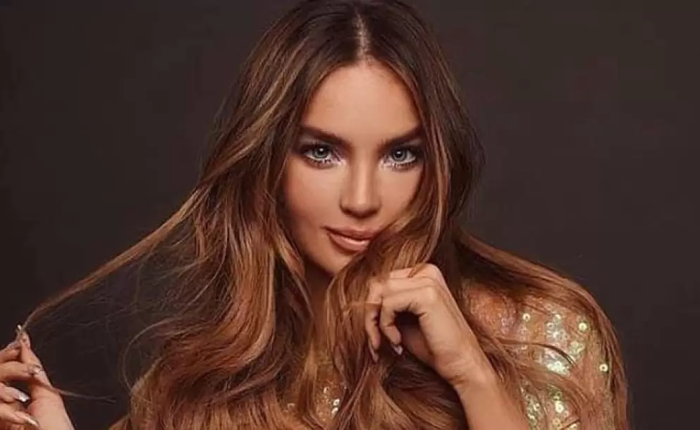 Belinda se tropieza y cae en la Semana de la Moda de Pars y Anitta la ayuda a levantarse