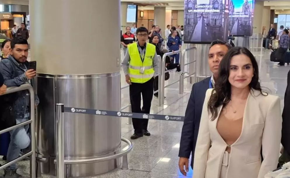 La vicepresidenta Verónica Abad regresó este 20 de noviembre a Ecuador, tras ser suspendida por 150 días