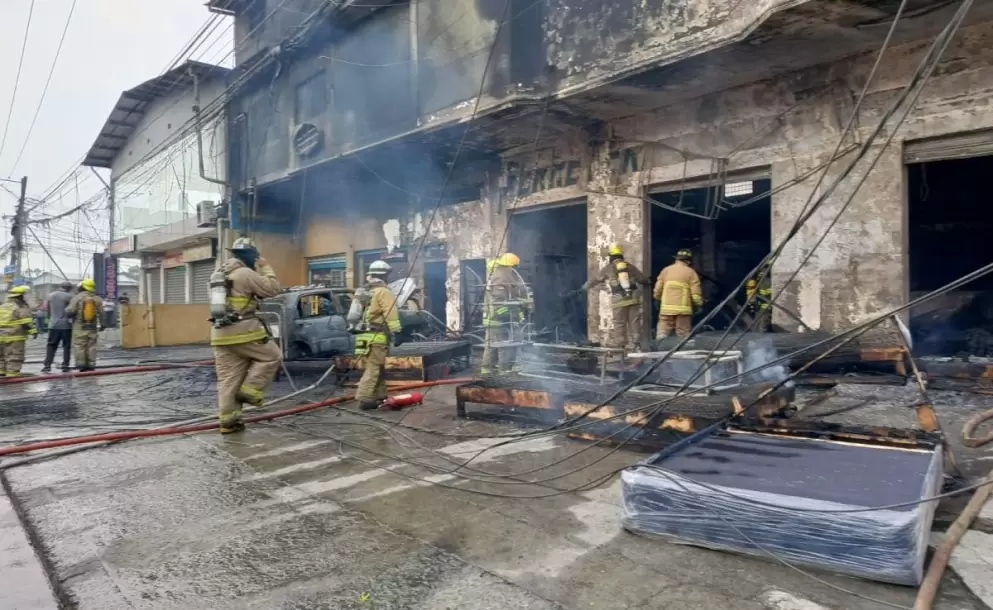 Voraz incendio consumió un local venta de colchones y dejó dos fallecidas en la vía a Daule, en Guayaquil