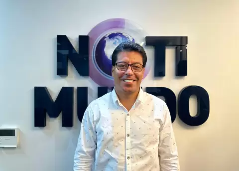 C�sar Ulloa, polit�logo.