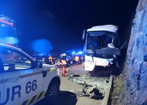 Dos muertos y 40 heridos, entre ellos varios colombianos, en accidente de un autobs espaol en los Pirineos franceses
