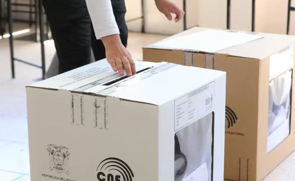 Polarizacin poltica: La tercera va para las elecciones no logra abrirse paso, segn Csar Febres Cordero