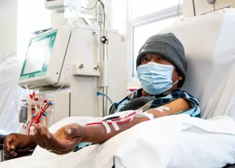 Retraso en pagos a dializadoras pone en riesgo la vida de 17 mil pacientes renales, alerta representante de Pichincha
