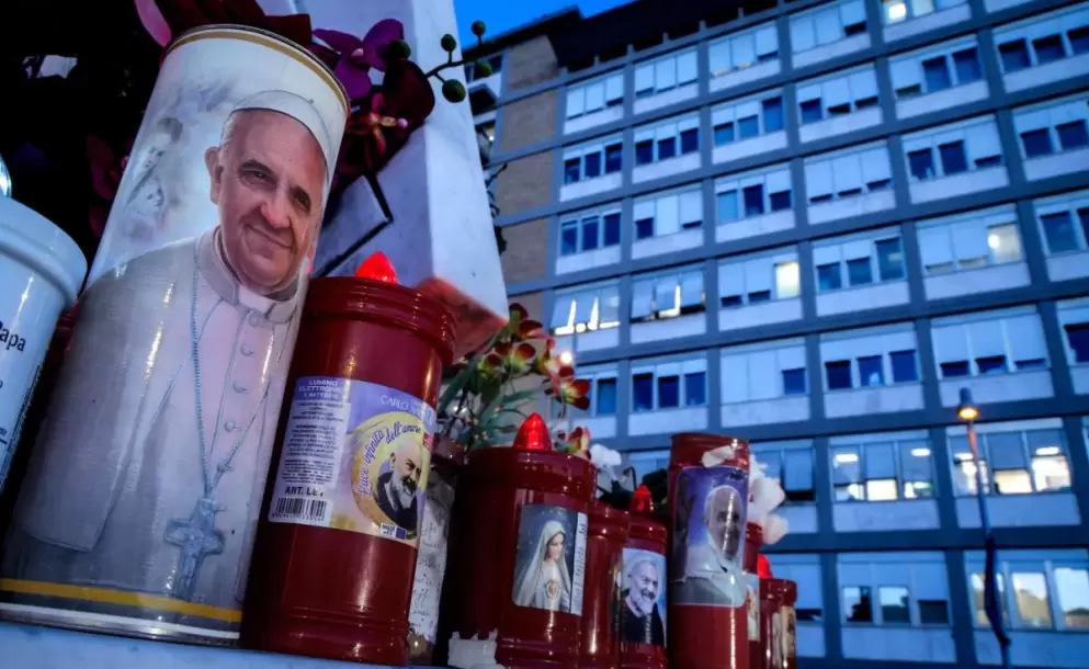 El papa Francisco no est postrado en una cama, pero su condicin sigue siendo crtica, dice una fuente del Vaticano