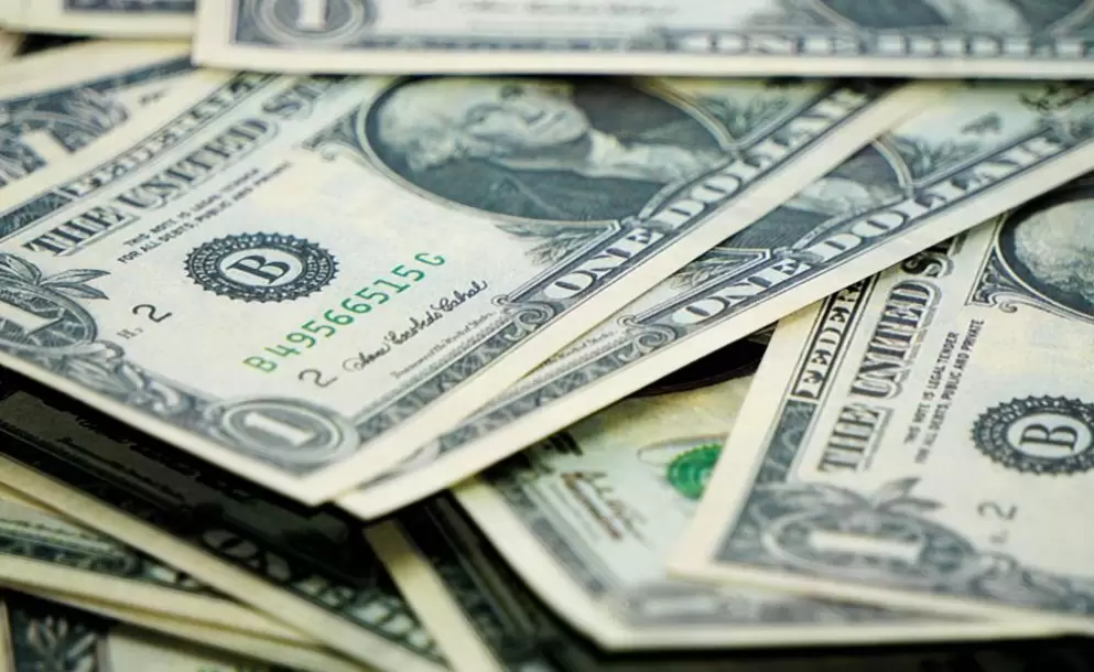 Se debe incluir al dólar en la Constitución, pero con medidas que blinden el sistema monetario, dice Larry Yumibanda