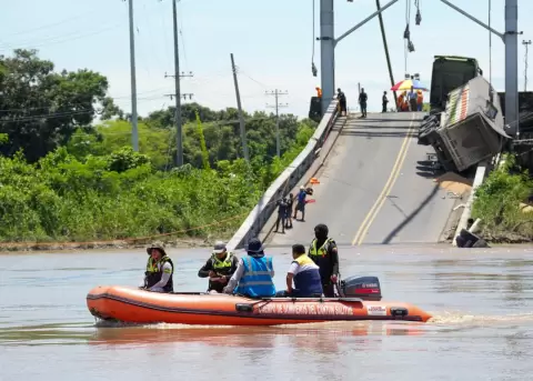 Cinco desaparecidos y un fallecido deja el colapso del puente de Daule, segn la secretara de Gestin de Riesgos