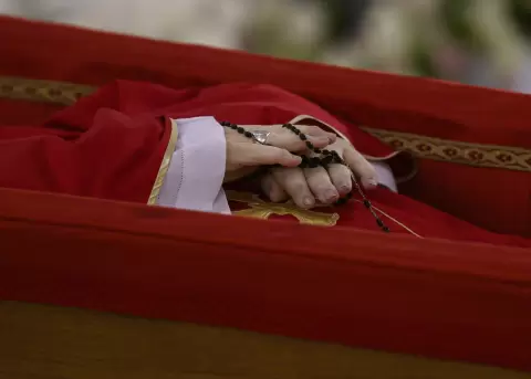 Imagen del Papa Francisco en el féretro.