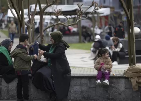 Personas con sus pertenencias se sientan en un parque despus de un fuerte terremoto en Estambul, Turqua, el 23 de abril de 2025.