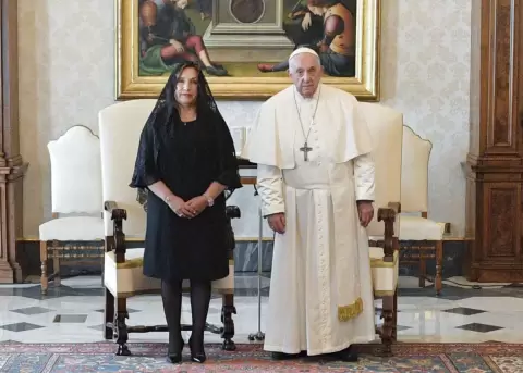 La presidenta de Per, Dina Boluarte, junto al Papa Francisco.