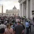 Unas 150.000 personas despiden al papa en la basílica de San Pedro antes del funeral