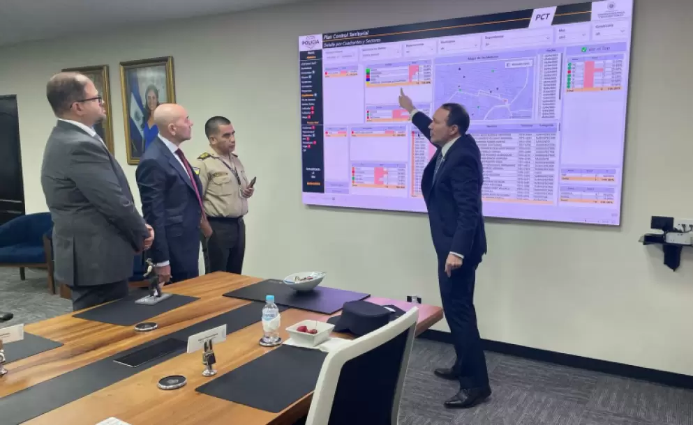Los ministros de Defensa, Gian Carlo Loffredo, y del Interior, Jhon Reimberg, en su visita a El Salvador, el 29 de abril de 2025.