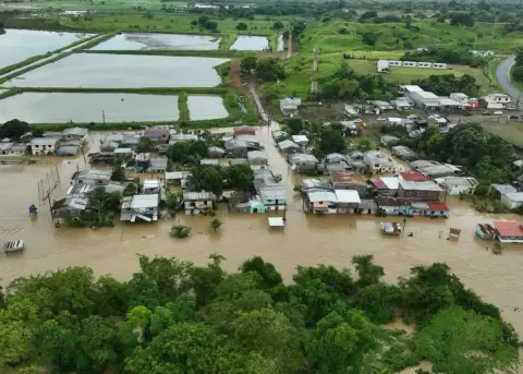 Vista aérea del cantón Muisne, en Esmeraldas, donde se registraron inundaciones por el desbordamiento del río Sálima.