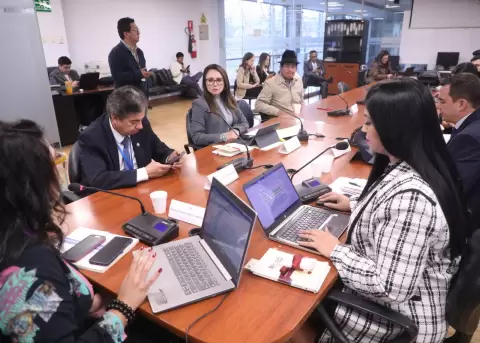 Avanza reforma constitucional para permitir bases militares extranjeras en Ecuador