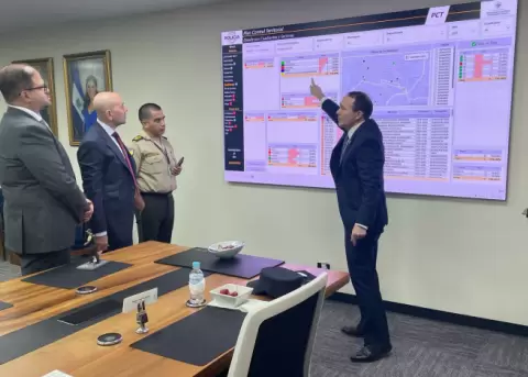 Ministros de Defensa y del Interior cumplen su gira en El Salvador.