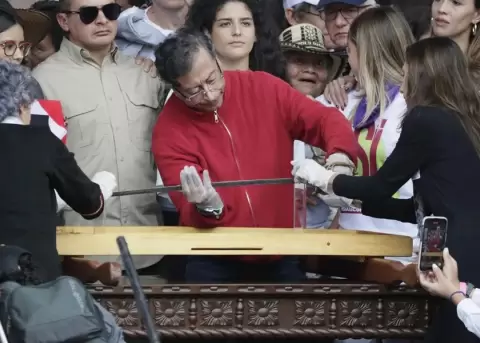 El presidente Petro toma la espada de Bolvar para que gue la consulta popular sobre sus reformas