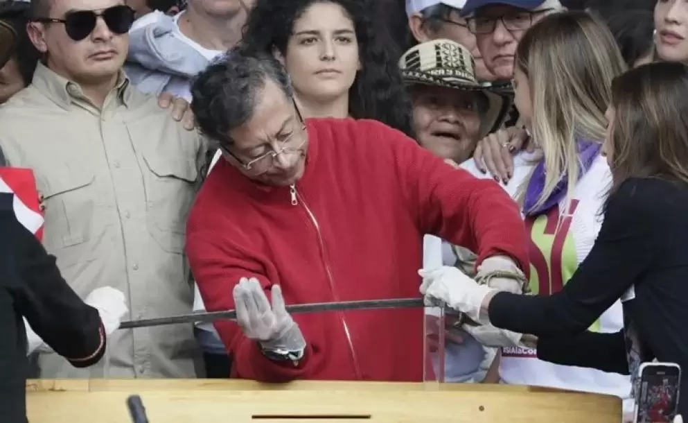 El presidente Petro toma la espada de Bolívar para que guíe la consulta popular sobre sus reformas