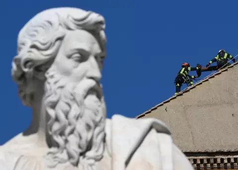 Los bomberos instalaron este viernes la chimenea en el techo de la Capilla Sixtina del Vaticano con motivo del cónclave, que se iniciará el 7 de mayo.